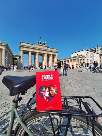 Het boek op een fietsdrager voor de Brandenburger Tor.