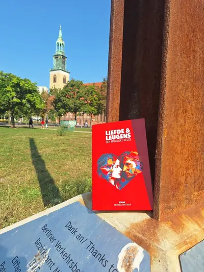 Het boek tegen een roeststalen sculptuur met de Marienkirche op de achtergrond.