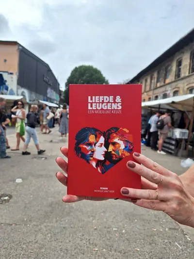 Een hand houdt het boek omhoog op een drukke Berlijnse markt.