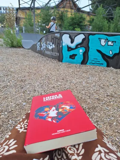Het boek op een deken aan de rand van een skatepark met graffiti.